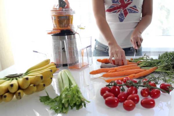 Juicing on Kitfort auger juicer