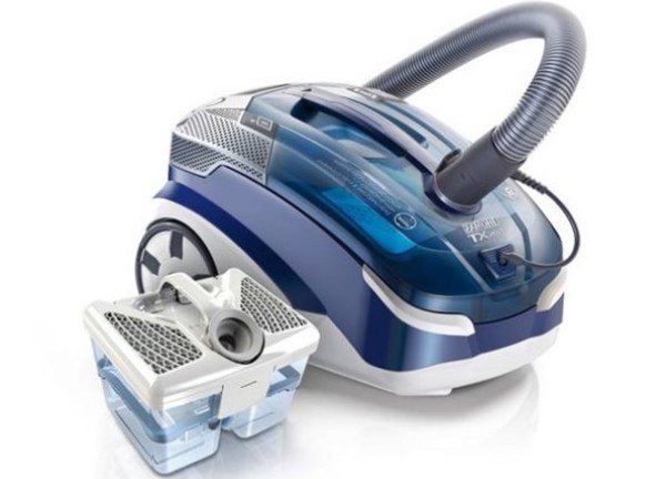 Vacuum cleaner and water tank