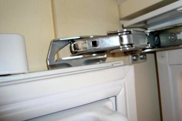 Hinges on the refrigerator door