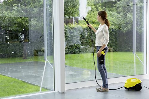Cleaning the windows with a steam cleaner Cleaning the windows with a steam cleaner