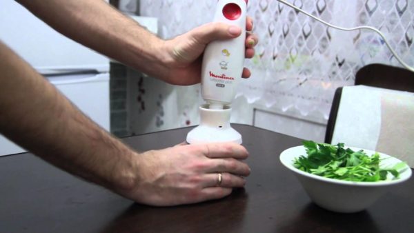 Chopping greens with a blender Chopping greens with a blender