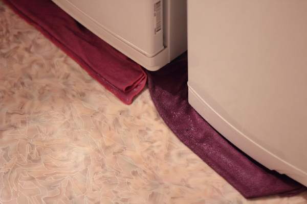 The fridge leaked below The fridge flows from below