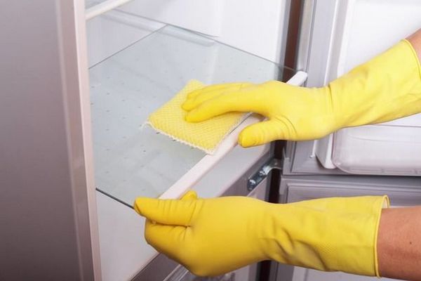 Wiping the refrigerator with a cloth Wiping the refrigerator with a cloth