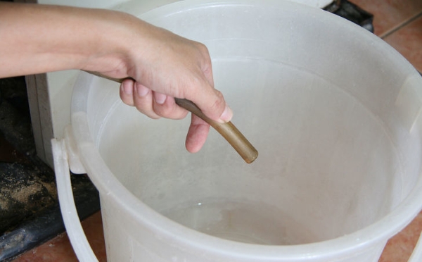 Cleaning the pipe to drain the fluid Pipe to drain the liquid in the refrigerator