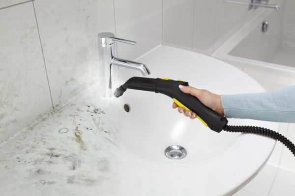 Cleaning the sink with a steam cleaner Cleaning the sink with a steam cleaner