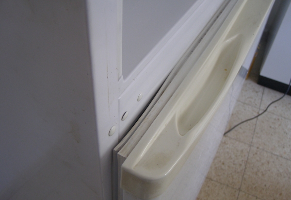 Loose sealing rubber Sealing gum on the refrigerator door