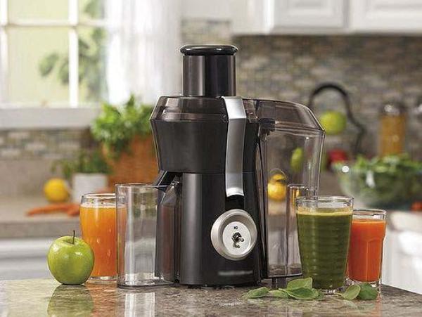 Juicer with squeezed juices