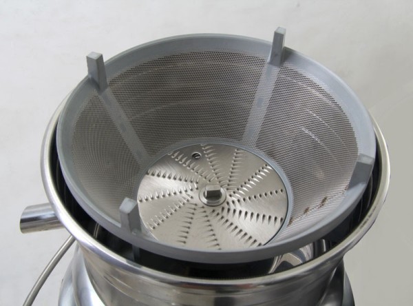 Knife in a centrifugal juicer