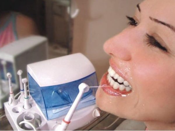 Cleaning braces Cleaning the bracket system with an irrigator