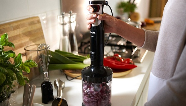 Chopping onions in a blender