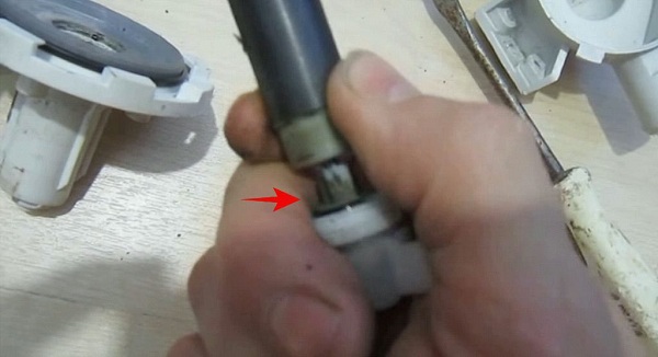 Bearing at the bottom of the housing
