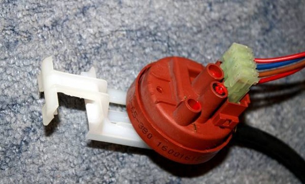 Detail: pressure switch