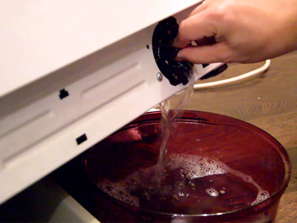 Drain water through the drain filter Drain water through the drain filter