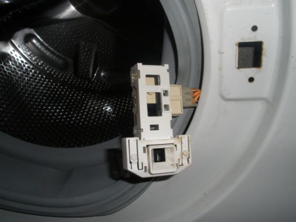 The device locking the hatch of a washing machine The device locking the hatch of a washing machine