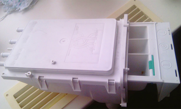 Powder container