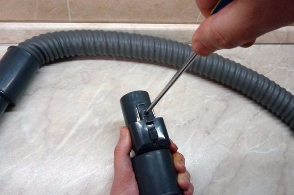 Checking the vacuum cleaner hose Checking the vacuum cleaner hose