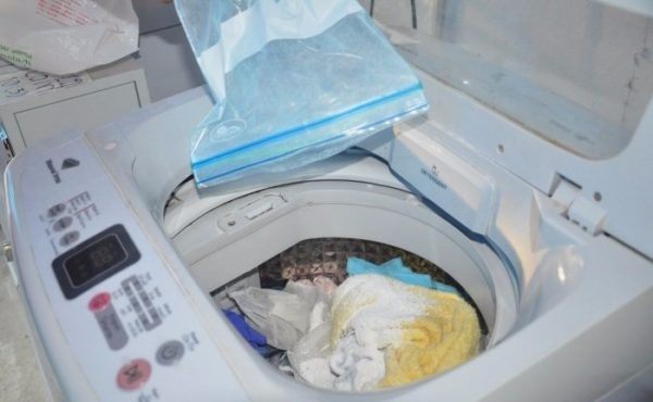 Powder filling in a semi-automatic washing machine Powder filling in a semi-automatic washing machine