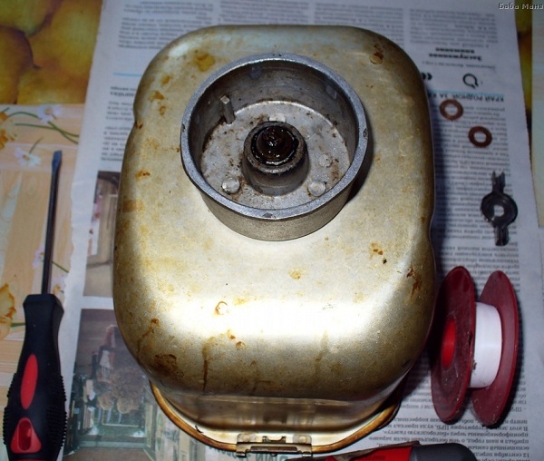 Gland on a bucket