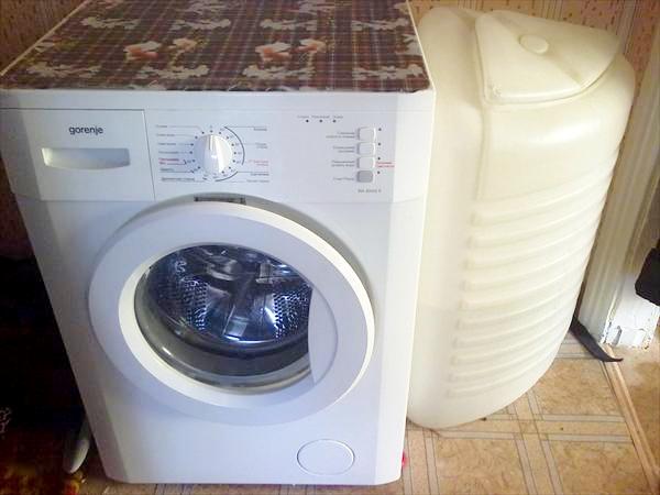 Machine with water tank