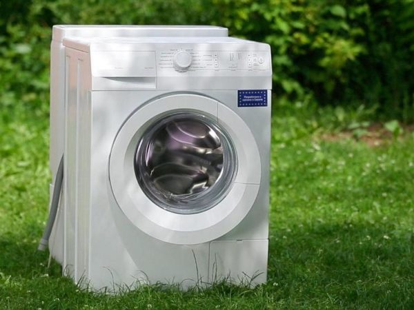 Washing machine with water tank