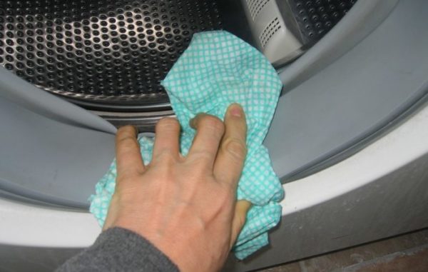 Wiping the cuff after the end of the cycle Wiping the cuff after the end of the cycle