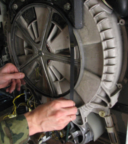 Replacing the drive belt in a washing machine Replacing the drive belt in a washing machine