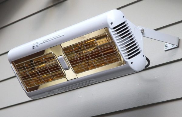 Wall mounted quartz infrared heater