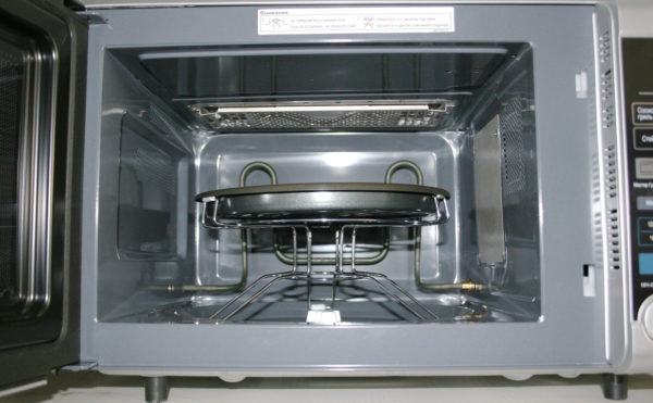 Microwave with heat-resistant enamel