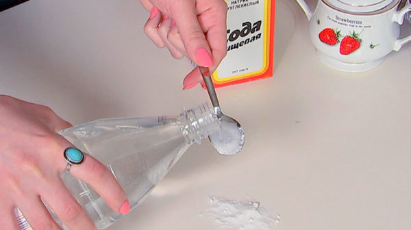 Cleaning the oven with vinegar and soda