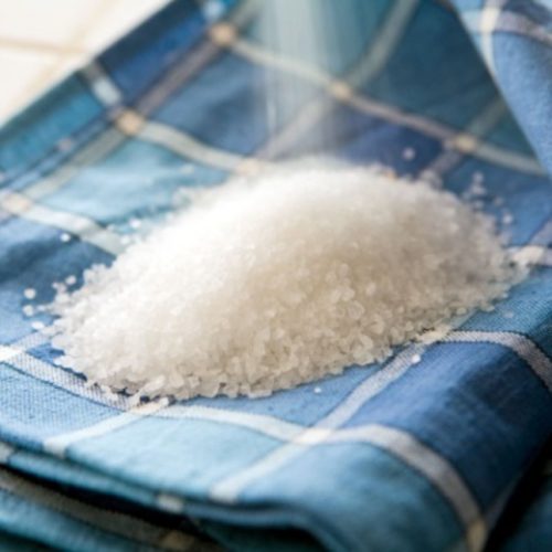 Cleaning the oven with salt