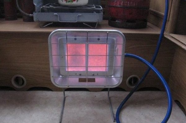 Gas infrared heater in the garage