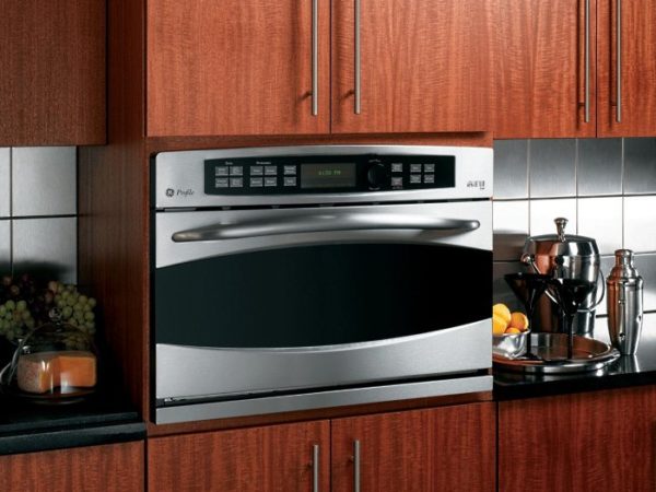 Oven with microwave electric