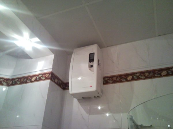 Wall mounted humidifier
