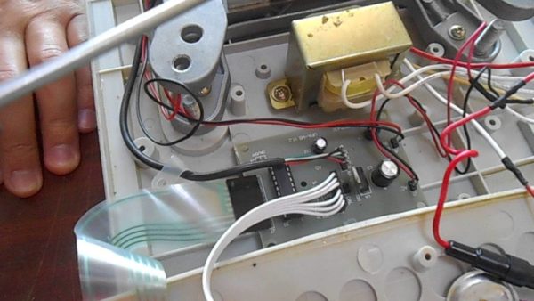 Cleaning the scales inside
