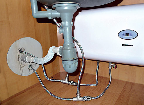 Accumulation boiler under the sink in the kitchen