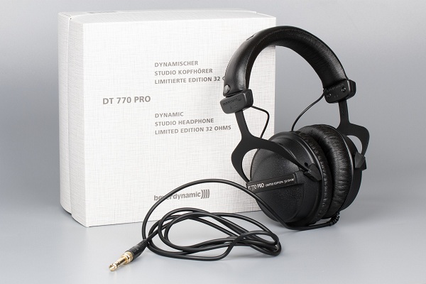 Closed headphones