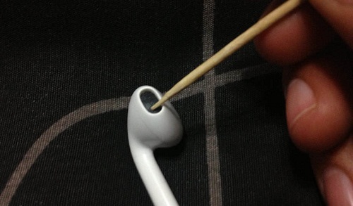 Apple EarPods cleaning with a toothpick