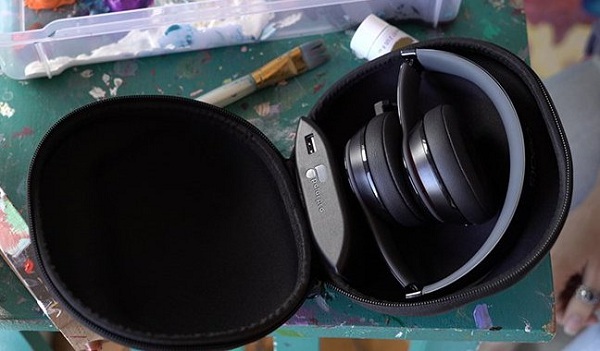 Charging case