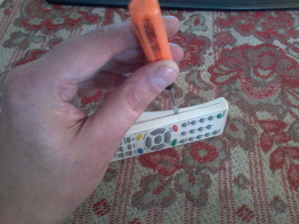 Screwdriver for opening the remote