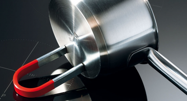 Magnetic bottom bucket