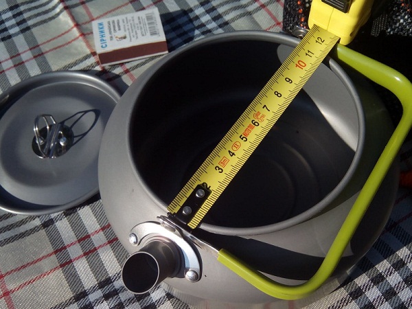Teapot with a wide lid