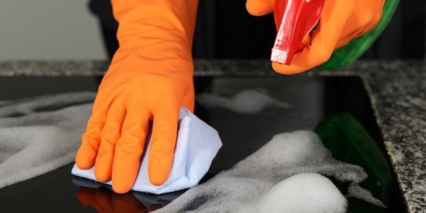Spray for cleaning plates