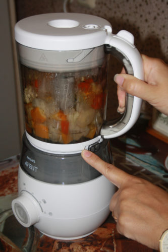 Philips Avent blender steam cooker at work