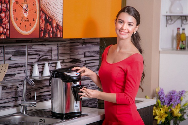 The girl pours a cart from thermopota