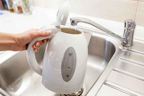 We type water in the kettle