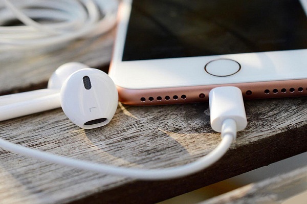 iPhone 7 and headphones