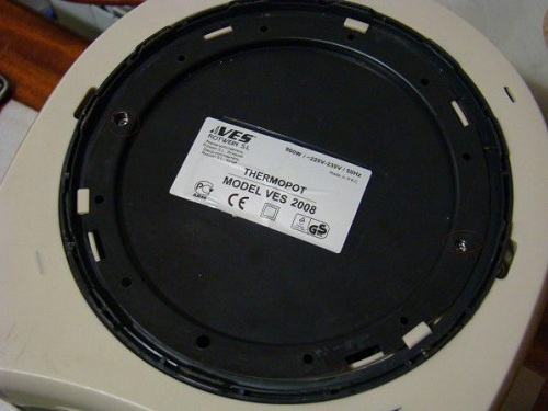 Screws at the bottom of the thermopot