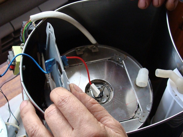 Screwing out screws