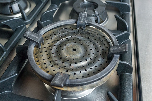 Gas burner with divider