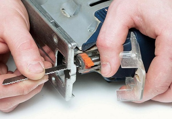 Replacing saw in jigsaw with quick-release system
